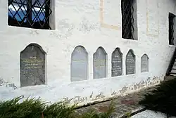 Alte Grabsteine in der Langhauswand der Kirche