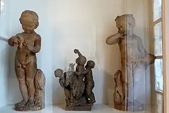 Junge hält einen Vogel, Kinder mit einer Ziege (1768), Mädchen hält ein Nest, Charles-Antoine Bridan, 1730–1805, Terrakotta.