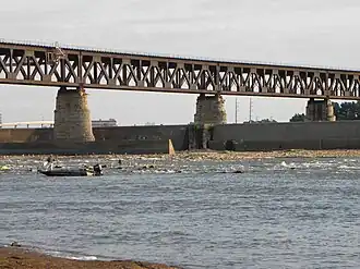 75-m-Fachwerkträger mit obenliegendem Gleis im Mittelteil