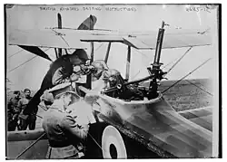 „Letzte Instruktionen“ – die Besatzung einer R.E.8 vor dem Einsatz