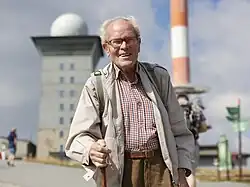 Benno auf dem Brocken, im Hintergrund Sendeturm und Hotel