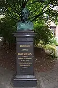 Denkmal für F.A.&nbsp;Brockhaus im Innenhof des ehemaligen Verlagsgeländes in Leipzig (2008)
