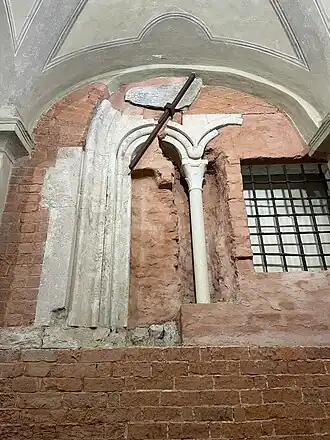 Überreste eines der Dreifenster der ältesten Flügel des Palastes (1197–1198), die während der Restaurierungsarbeiten wieder zum Vorschein kamen.