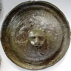 Zeichnung und Rekonstruktion eines im Heiligtum des diktäischen Zeus gefundenen Votiv-Bronzeschildes