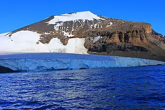 Blick vom Antarctic-Sund auf das Brown Bluff