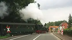 Die Museumsbahn überquert die Homfelder Straße