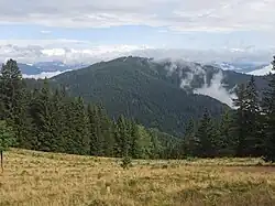 Der Hochanger von Süden. Mittig das Dürreck, die Wiesenfläche mit Schutzhaus rechts in den Wolkenfetzen