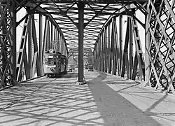 Die wiederaufgebaute Brücke mit den zwei nach oben gewölbten Halbparabelträgern, 1934