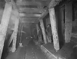 Hölzerne Verstrebungen im Tunnel