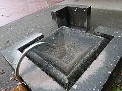 Brunnen 1968. Von Johannes Burla (1922–2014). Bachmatten-Schulhaus, Reinach, BL