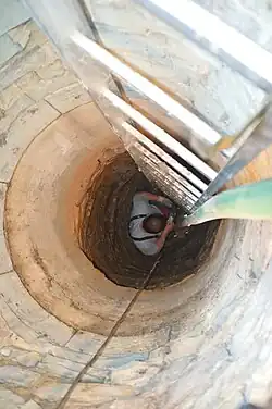 Abstieg in den Brunnen 2016