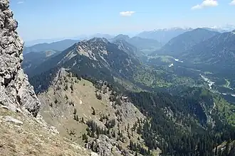 Blick vom Anstieg zur Klammspitze zu Brunnenkopf und Brunnenkopfhäusern