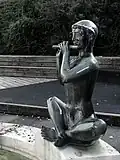 Brunnenskulptur, Flötenspieler, 1950, von Emil Knöll (1889–1972) Bildhauer. Erlen Schulhaus in Riehen