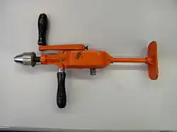 Brustleier als Handbohrmaschine