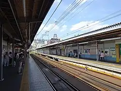 Bahnsteige der Keiō-Linie