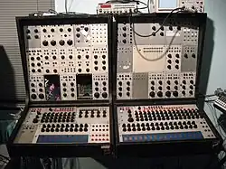Einer der ersten verfügbaren Analogsequencer (unten, 3×8-step and 3×16-step) on Buchla 100 (1964/1966)[1]
