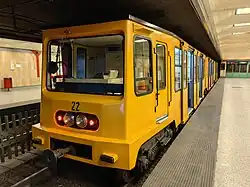 Zug ohne Angabe von Liniennummer und Fahrtzahl (Gelenktriebwagen der Linie M1, Budapest)