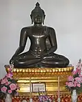 Bild 2: Vajrasana-Haltung, Unterwerfung des Mara (Chiang-Saen-Stil), Wat Benchamabophit, Bangkok