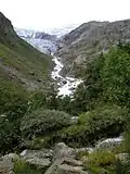 Der Folgefonna mit der Gletscherzunge Buerbreen und dem Schmelzwasserbach