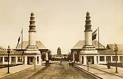 Der Ausstellungseingang Straße des 18. Oktober