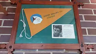 Hermann-Buhl-Gedenktafel im August-Schuster-Haus mit Original-Wimpel