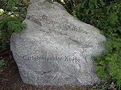 Gedenkstein an Bürgermeister Karl Buhrow und Garteninspektor Rudolf Korte, nahe dem Brunnen