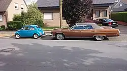 Buick Electra, Baujahr 1974 im Vergleich zu einem Fiat 500 aus den 60er-oder 70er-Jahren