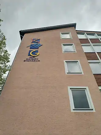 Nordseite des Gebäudes mit dem Schullogo