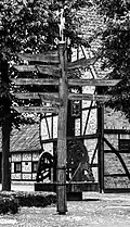 Wegweiser auf dem Dorfplatz