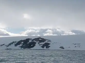 Der Bulgarian&nbsp;Beach mit dem Sinemorets Hill (links) und den Gebäuden der St.-Kliment-Ohridski-Station&nbsp;(rechts)