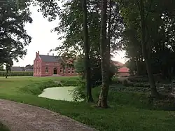 Historischer Garten Tammen mit Blick auf das repräsentative Herrenhaus