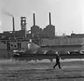 Der Walsumer Hafen 1962 mit Kohleschiff, dahinter die Zeche und das Kraftwerk