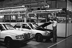 Anbau des Kühlergrills während der Endmontage