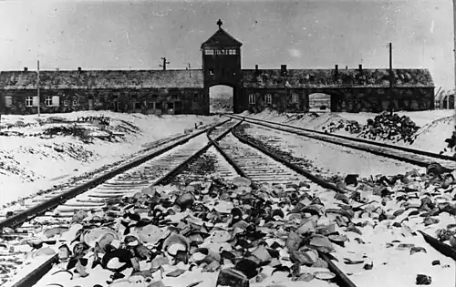 KZ Auschwitz-Birkenau. Foto vom Torhaus, 1945. Aufnahme Stanisław Mucha