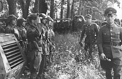 Generalfeldmarschall Erwin Rommel bei der Inspektion von Einheiten der 21. Panzer-Division am Atlantikwall