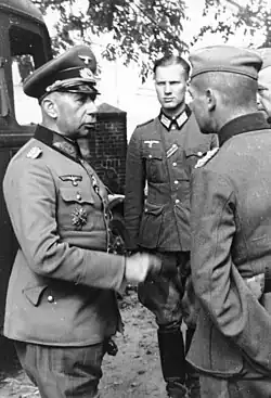 Walther Lucht, Trageweise des Spanienkreuzes mittig der rechten Brusttasche