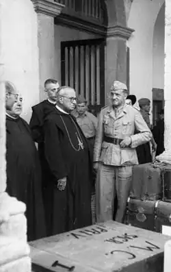 Julius Schlegel von der Fallschirm-Panzer-Division Hermann Göring bei der Überführung von Kunstschätzen mit Abt Gregorio&nbsp;IV. Diamare OSB