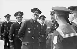 Admiral Hermann von Fischel, an dessen Brusttasche das Spanienkreuz gut zu erkennen ist