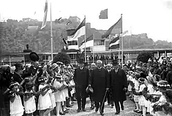 Reichspräsident Hindenburg mit Oberbürgermeister Karl Russell (links) und dem preußischen Ministerpräsidenten Otto Braun (rechts) bei der Befreiungsfeier 1930 am Deutschen Eck in Koblenz