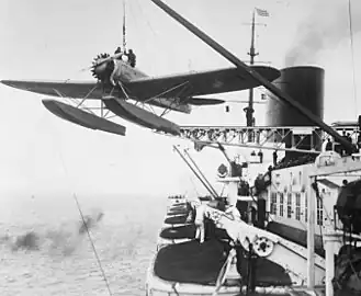 HE 58 D-1919 Bremen wird auf das Katapult der Europa gehoben.