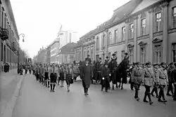 Trauerzug für Hermann Müller (Der Katafalk wird flankiert von Angehörigen des Reichsbanners Schwarz-Rot-Gold)