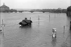 Die erste Carolabrücke während des Elbhochwassers 1932