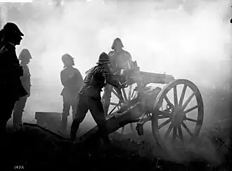 Schutztruppe mit Revolverkanone