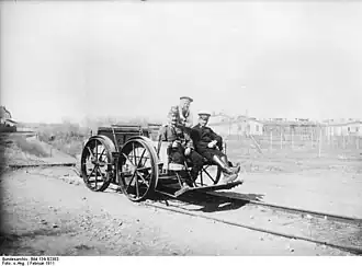 Draisine mit Militär auf einer Strecke der Schantung-Bahn (1911).