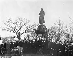 Der Chicagoer Schwabenverein vor dem Schillerdenkmal im Lincolnpark 1925.