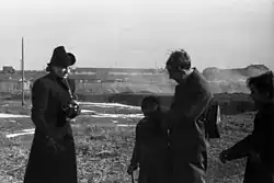 Mitarbeiter der RHF erfassen im Zigeunerlager Köln-Bickendorf (Bild der RHF)