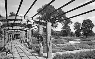 Pergola und Beete