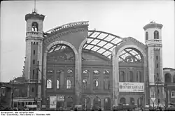 Hauptportal des Kopfbaus mit Kriegsschäden, Dezember 1950