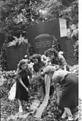 Kranzniederlegung am 12. Juli 1951 auf dem Zentralfriedhof Friedrichsfelde