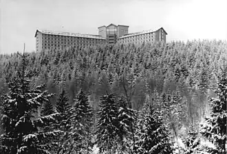 Blick zum Berggipfel mit dem Hotel